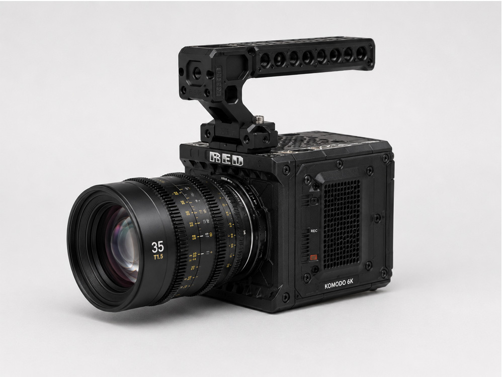 Cinema and video camera body fitted with a matte box